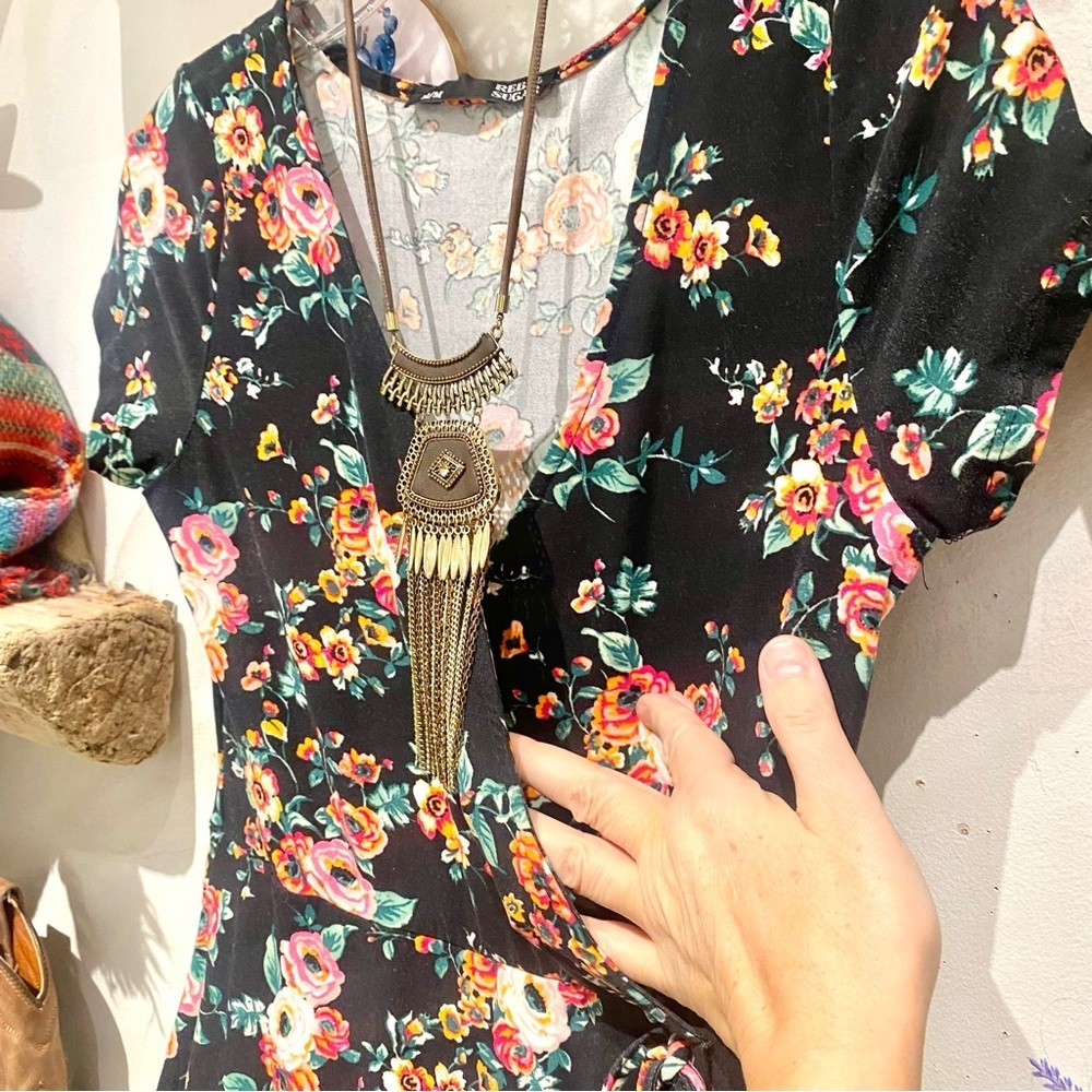 Beautiful boho maxi floral dress w resort vacay vibe - Picture 5 of 10